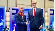 Thừa ủy quyền của Tổng thống Cộng hòa Pháp, Đại sứ Pháp tại Việt Nam Olivier Brochet trân trọng trao Huân chương Bắc đẩu Bội tinh tặng Đại sứ Đinh Toàn Thắng. (Ảnh: Việt Đức/TTXVN)