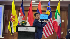 Nhà báo Võ Hoàng Long, Phó Trưởng phòng Biên tập của Báo Điện tử VietnamPlus, Thông tấn xã Việt Nam (TTXVN), chia sẻ kinh nghiệm về chuyển đổi số tại sự kiện. (Ảnh: Vũ Hoàng/Vietnam+)