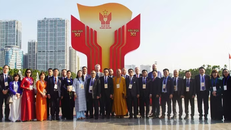 Đoàn đại biểu kiều bào tham dự Đại hội Thi đua yêu nước toàn quốc lần thứ XI. (Ảnh: TTXVN)