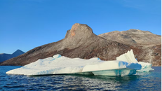 Tảng băng trôi gần thành phố Nuuk, Greenland. (Ảnh: THX/TTXVN)