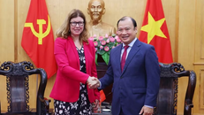 Phó Giám đốc Thường trực Học viện Chính trị quốc gia Hồ Chí Minh Lê Hải Bình tiếp bà Silvia Danailov, Trưởng Đại diện Quỹ Nhi đồng Liên hợp quốc tại Việt Nam. (Ảnh: Văn Điệp/TTXVN)