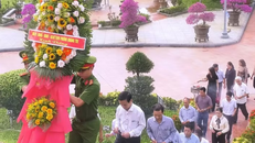 Lãnh đạo phường Quảng Trị đến dâng hương tại Thành cổ Quảng Trị. (Ảnh: Tường Vi/TTXVN)