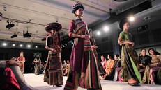 Bộ sưu tập của Nghệ nhân Ưu tú Lan Hương với cảm hứng từ hoa văn vùng cao xuất hiện trên sàn diễn quốc tế.
