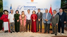 Đại sứ Phạm Thị Thu Hương chụp ảnh với đại diện đoàn công tác của Liên hiệp các Hội UNESCO Việt Nam 