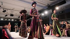 Những thiết kế giàu màu sắc và chất liệu thủ công xuất hiện trên runway Áo Dài Fashion Week London 2026
