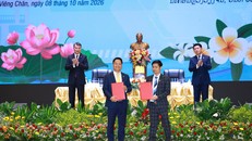 Ông Nguyễn Ngọc Nghị, Phó Tổng Giám đốc T&T Group, Chủ tịch CTCP Tập đoàn Năng lượng T&T (bên trái) và ông Phan Văn Sơn, Giám đốc Công ty Đầu tư và thương mại Vinacom trao biên bản ghi nhớ về hợp tác phát triển Dự án điện gió Savan 2. Ảnh: Dương Giang 