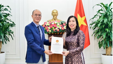 Thứ trưởng Ngoại giao Lê Thị Thu Hằng trao Giấy phép mở lại Văn phòng thường trú KBS (Hàn Quốc) tại Việt Nam. (Ảnh: Bộ Ngoại giao)