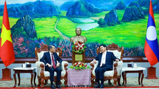 Thủ tướng Lê Minh Hưng hội kiến Tổng Bí thư, Chủ tịch nước Lào Thongloun Sisoulith. (Ảnh: Dương Giang/TTXVN)