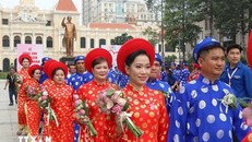 Các cặp đôi tham gia “Lễ cưới tập thể” năm 2026 tại Công viên Tượng đài Bác Hồ, phố đi bộ Nguyễn Huệ. (Ảnh: Thanh Vũ/TTXVN)