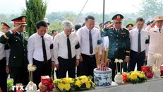 Phó Chủ tịch Thường trực Quốc hội Đỗ Văn Chiến (thứ 3, trái sang) cùng các đồng chí lãnh đạo dành phút mặc niệm bên phần mộ 93 hài cốt liệt sỹ được an táng, tưởng nhớ và tri ân các anh hùng liệt sỹ đã hy sinh vì Tổ quốc. (Ảnh: Đức Thọ/TTXVN)