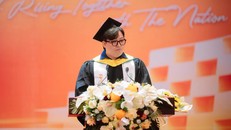 Việt Anh đại diện sinh viên phát biểu tại lễ tốt nghiệp Trường Đại học FPT. (Ảnh: FPTU)