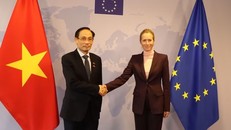 Bộ trưởng Ngoại giao Lê Hoài Trung và Đại diện cấp cao EU Kaja Kallas. (Ảnh: Duy Tùng/TTXVN)
