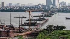 Công trường dự án xây dựng cầu Trần Hưng Đạo - công trình giao thông trọng điểm kết nối khu vực trung tâm với phía Đông thành phố. (Ảnh: Phạm Tuấn Anh/TTXVN)