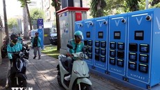 Các trạm đổi pin cho xe máy điện trên vỉa hè tại khu vực trung tâm TP Hồ Chí Minh. (Ảnh: Tiến Lực/TTXVN)