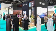 Khách tham quan trao đổi tại các gian hàng trong khu trưng bày Abu Dhabi Global Health Week 2025. Ảnh: dmg events