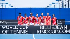 Đội tuyển quần vợt nữ Việt Nam chụp ảnh lưu niệm trên sân thi đấu Billie Jean King Cup.