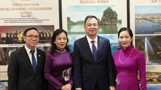 Từ phải sang: Đại sứ Phạm Quang Hiệu, Chủ tịch VFDA bà Ngô Phương Lan cùng lãnh đạo Thành phố Hải Phòng và Thành phố Quảng Ninh tại gian hàng. (Ảnh: VFDA)