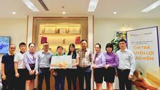 Đại diện Sun Life Việt Nam và TPBank thực hiện chi trả 800 triệu đồng quyền lợi bảo hiểm cho gia đình khách hàng tại TPBank Chi nhánh Hai Bà Trưng, Hà Nội. Khách hàng tham gia sản phẩm SUN – Vì Nhà Mình từ tháng 6/2026 với mức phí 15 triệu đồng/năm.