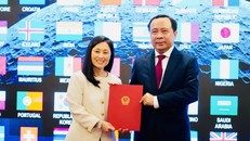 Bộ trưởng Khoa học và Công nghệ Vũ Hải Quân đại diện Việt Nam đã trao văn kiện tới Đại sứ Mỹ tại Việt Nam Jennifer Wicks. (Nguồn: Bộ Khoa học và Công nghệ cung cấp)