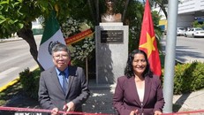 Đại sứ Việt Nam tại Mexico Nguyễn Văn Hải và Thị trưởng Acapulco Abelina López Rodríguez thực hiện nghi lễ cắt băng khánh thành công trình tôn tạo tượng Chủ tịch Hồ Chí Minh. (Ảnh: Phi Hùng/TTXVN)