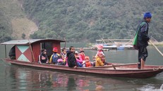 Học sinh đánh cược tính mạng qua sông tìm chữ