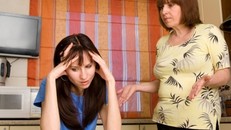 Vợ chồng đang 'cao trào' thì mẹ chồng từ gầm giường chui ra