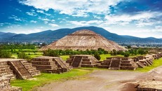 Thành phố mặt trăng và nghi lễ tế người cho thú dữ