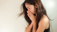 Hốt hoảng chồng mặc mỗi quần nhỏ chạy ra từ phòng cô em họ