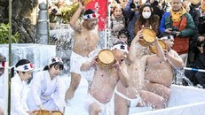 Rét run nhìn người Nhật đóng khố tắm nước lạnh mừng năm mới