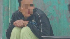 Xót xa số phận đọa đày của người đàn bà đổi tình bằng... gói bim bim