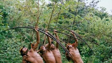 Lạ lùng bộ lạc sống 100 tuổi, khỏe nhất thế giới