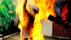 Hút thuốc khi đang đổ xăng, cháy rụi cả nhà, 3 người bỏng nặng