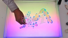 Anh chàng có khả năng vẽ tranh trên mặt nước