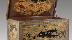 Phát hiện kệ để tivi là hòm kho báu cổ 200 năm tuổi