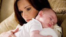 Bà mẹ bỉm sữa lao ra đường tìm chồng lúc nửa đêm