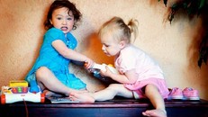 Sai lầm của gia đình làm tổn thương trẻ, khiến trẻ thù địch em