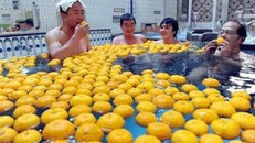 Kỳ lạ tục 'tắm quýt' giúp trường sinh bất lão