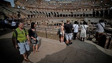 Tìm thấy bức bích họa 'nóng bỏng' trong đấu trường La Mã