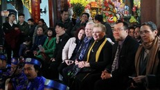 Khi các Đại sứ nước ngoài 'mê' hầu đồng ở Việt Nam