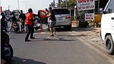 Va quẹt xe, nhóm 'phượt' vây đánh người đi ôtô