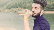 Lương 12.000 USD, chỉ uống bia và đi du lịch