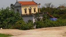 Căm phẫn kẻ bạo hành mẹ, đánh đập vợ con như thời trung cổ