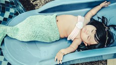 Dân mạng sôi sục với 'tiểu mỹ nhân ngư bụng bự' cực đáng yêu