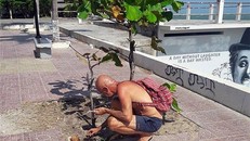 Sự 'khùng' của vị khách Tây ở Phan Thiết khiến nhiều người xấu hổ