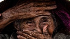 Nhiếp ảnh gia Pháp tặng bức ảnh ‘Bà cụ đẹp nhất thế giới’ cho VN