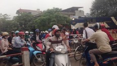 Tàu hỏa phanh gấp nhường đường cho xe máy: Cứ đâm cho chừa!