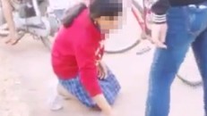 Thiếu nữ ép học sinh lớp 7 quỳ xuống đất, bốc cát ăn