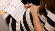 Nhiều nữ sinh cấp hai mang bụng bầu đến lớp