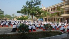 Đình chỉ 6 tháng với 3 học sinh 'tè bậy': Không đúng với quy định