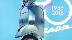 Vespa PX 125 bản đặc biệt khác lạ với màu xanh hiếm